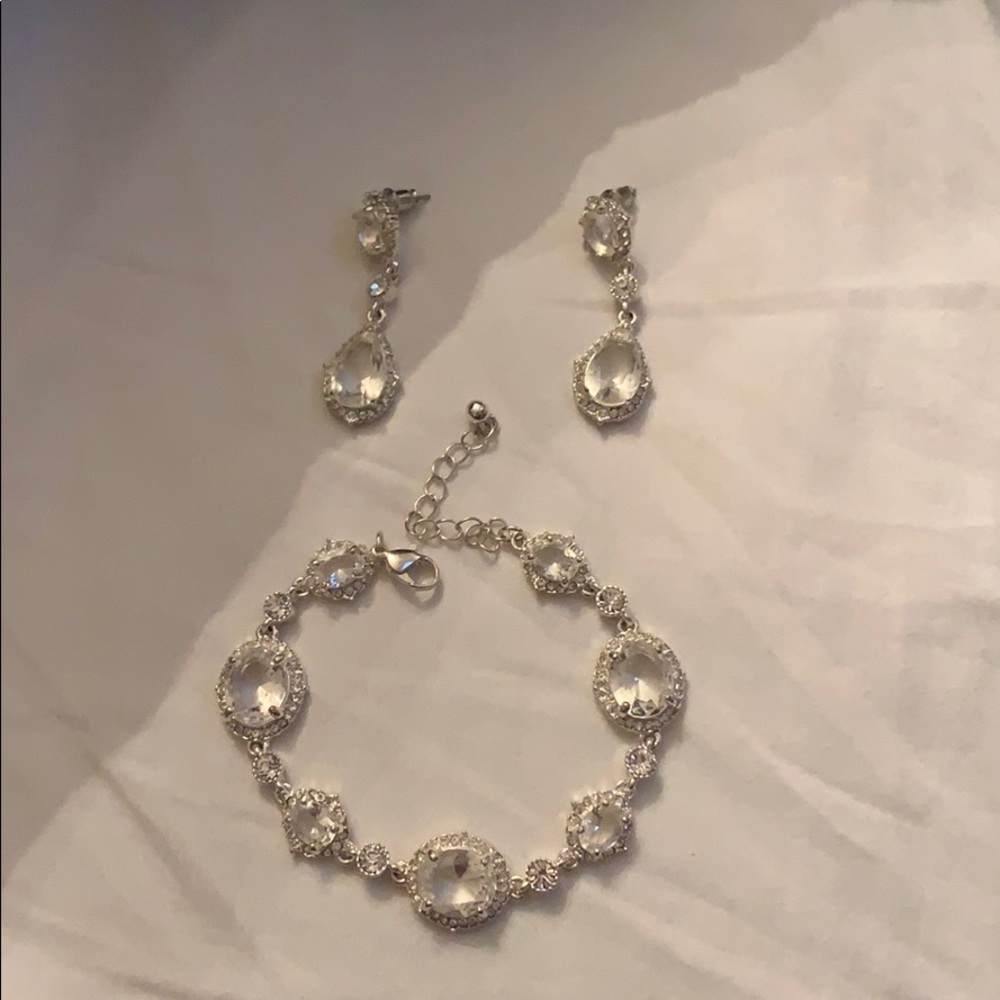 Women’s silver earring and bracelet set